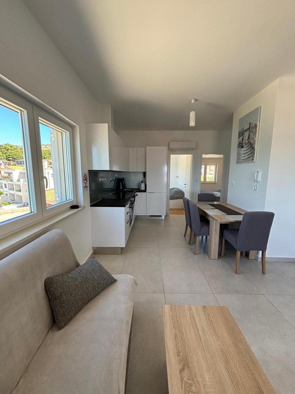 Sea View Apartment *